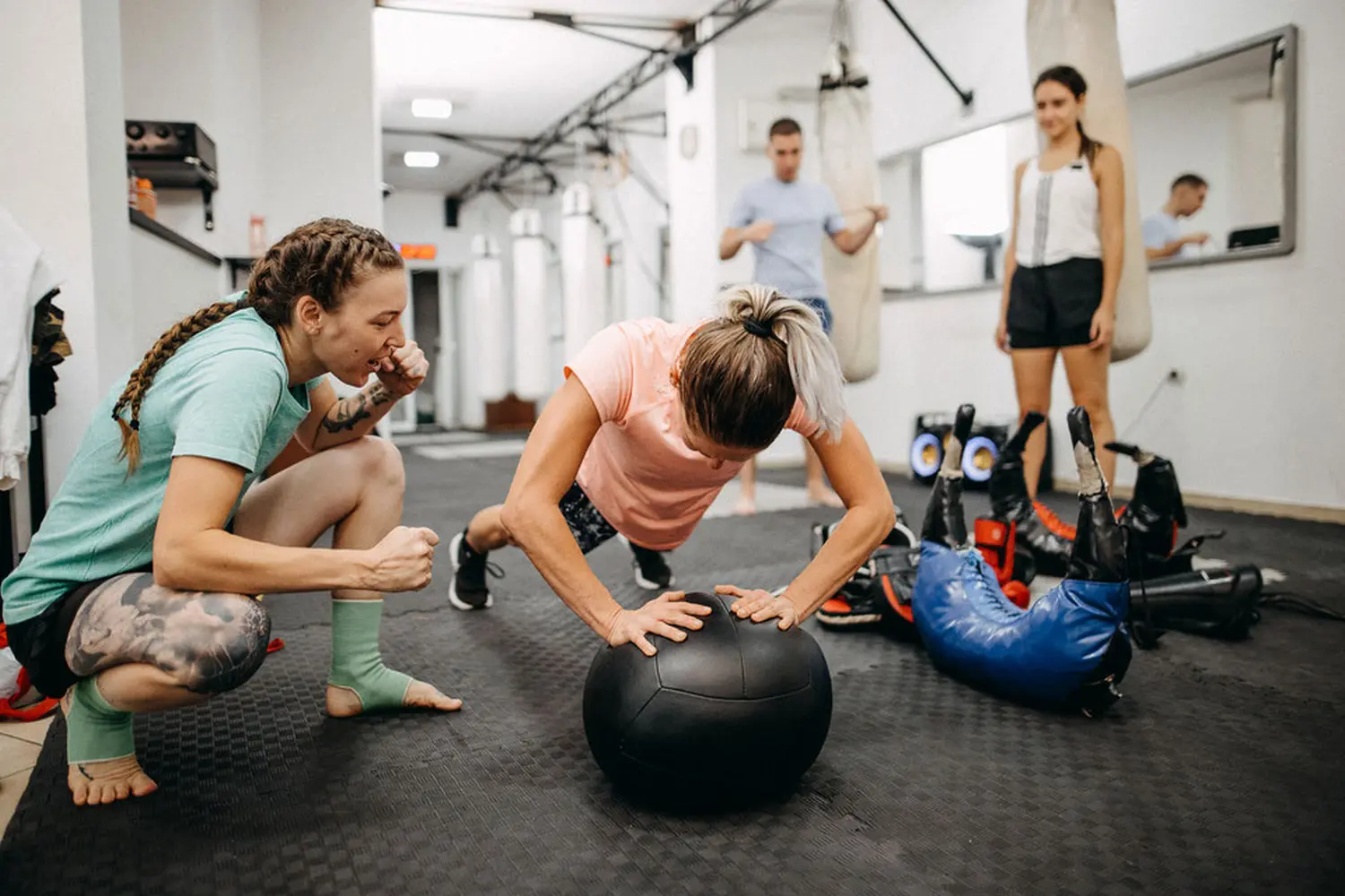 MICHEL´S Kickbox Arena, Eine Frau macht Liegestütze auf dem Gymnastikball